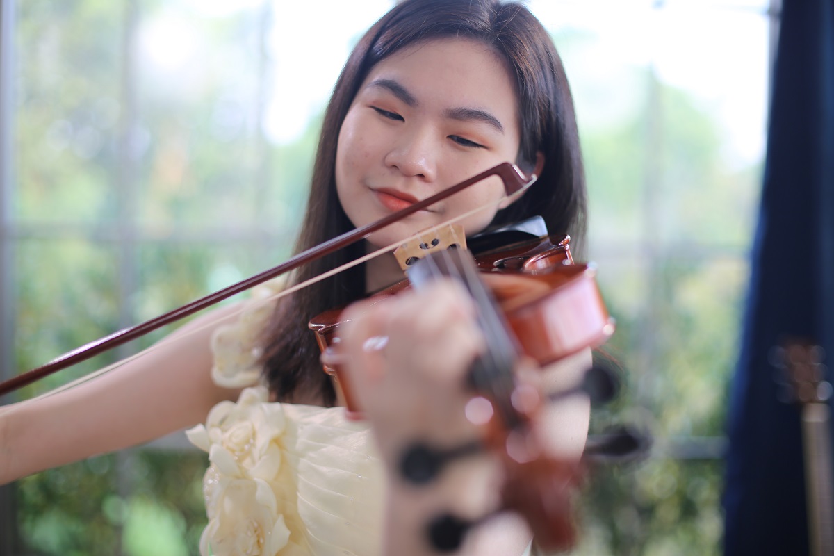 skrzypce na ślubie w kościele